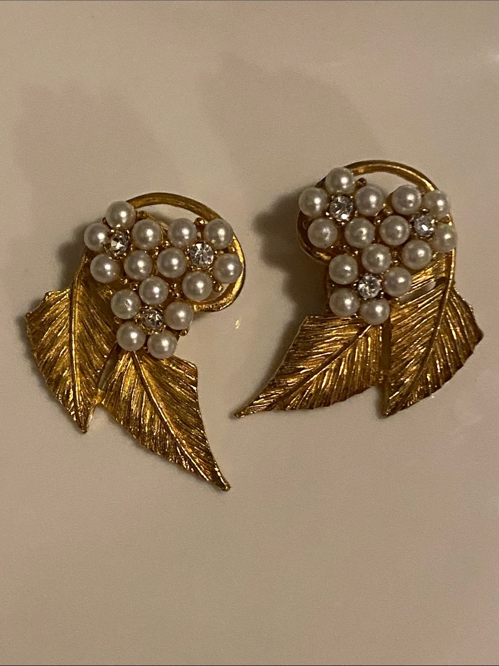 VTG TARA Gold and Pearl Cluster Leaf Clip-On Earrings